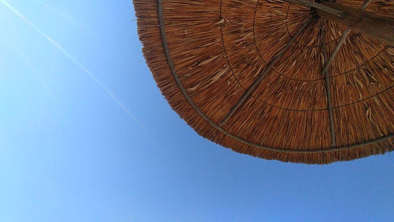 Σκιά κάτω από ομπρέλα στον Άγιο Ισίδωρο