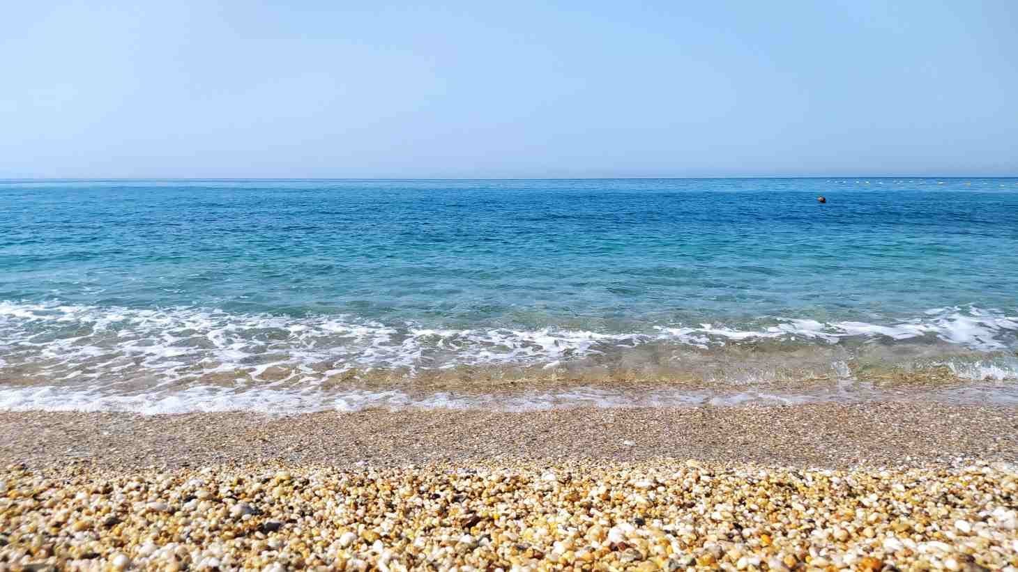 Κύματα στη βοτσαλωτή παραλία του Αγίου Ισιδώρου