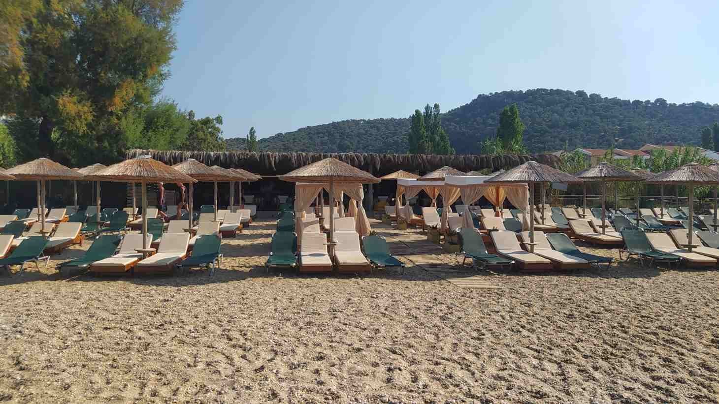 Ξαπλώστρες και ομπρέλες στον Άγιο Ισίδωρο