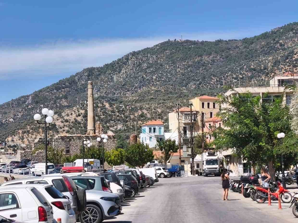 Ο δρόμος στο κέντρο του Πλωμαρίου