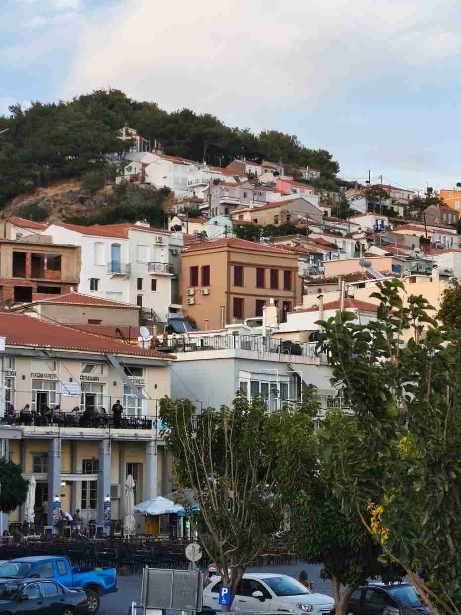 Σπίτια πάνω από την κεντρική πλατεία του Πλωμαρίου