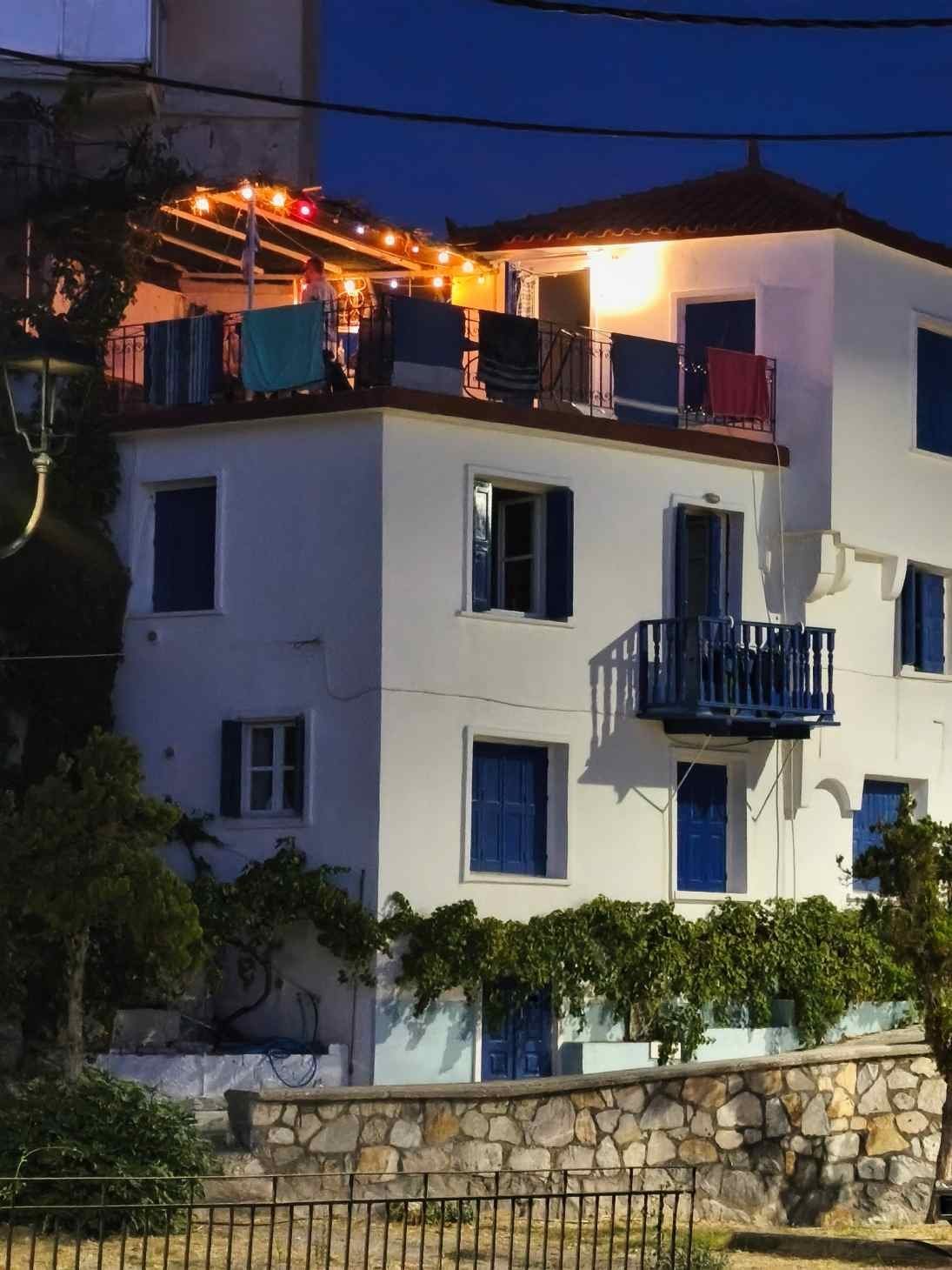 Σπίτι στο Πλωμάρι το βράδυ