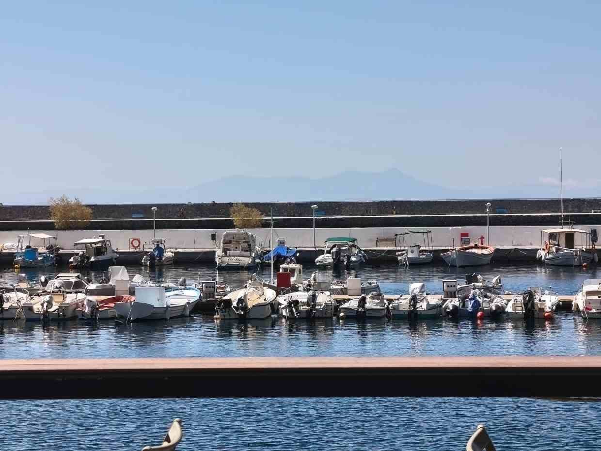Θέα από καφέ στα σκάφη της μαρίνας του Πλωμαρίου