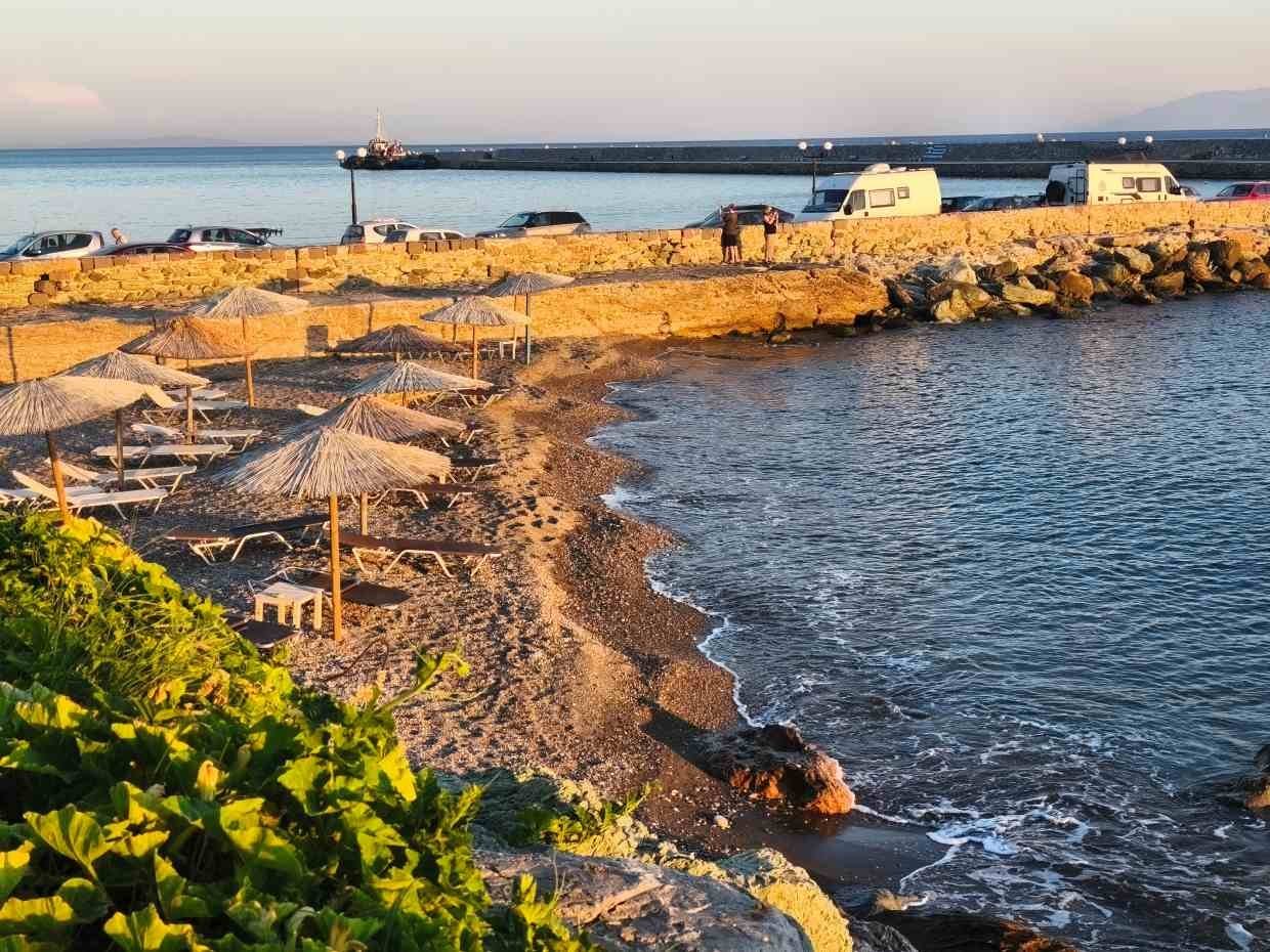 Η παραλία δίπλα στο λιμάνι του Πλωμαρίου